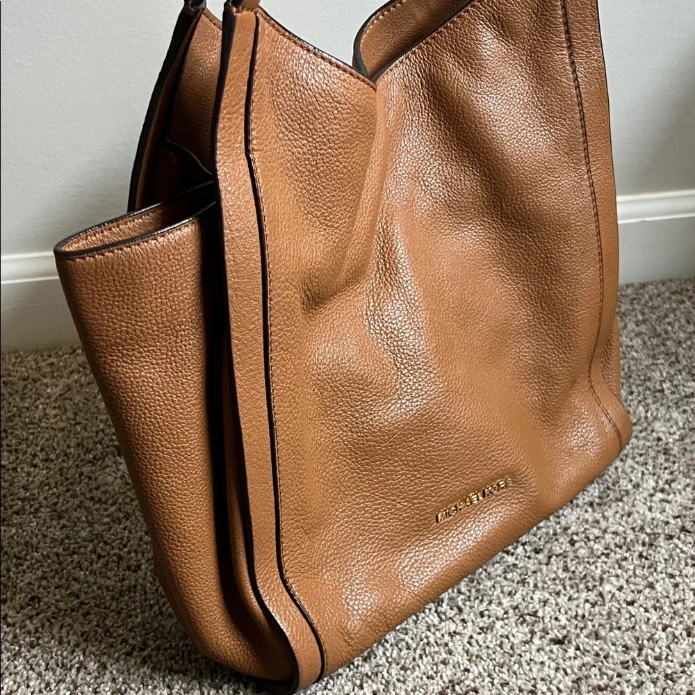 Michael Kors Tan Leather Shoulder Bag with Gold Chain - Picture 14 of 15